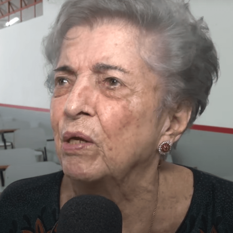 A reação da Professora Loretana ao receber tributo da E.E. Buenos&nbsp;Aires